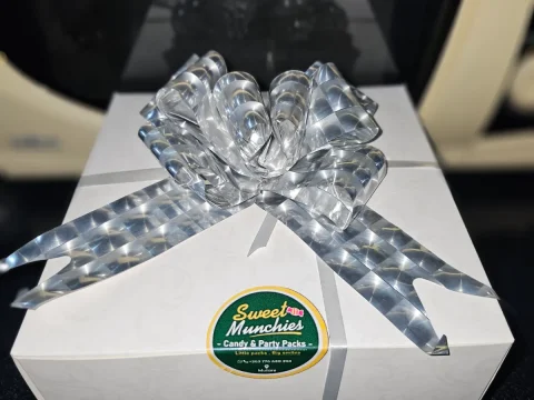 Snack boxes Mutare — white Sweet Munchies gift box tied with a silver ribbon bow